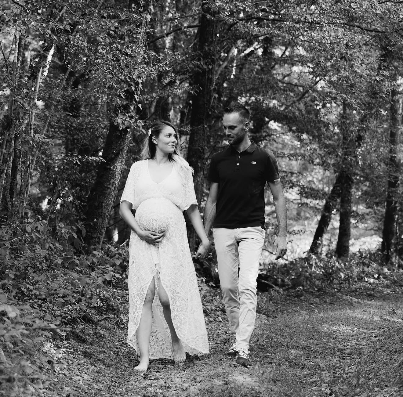 Séance grossesse en couple dans la nature